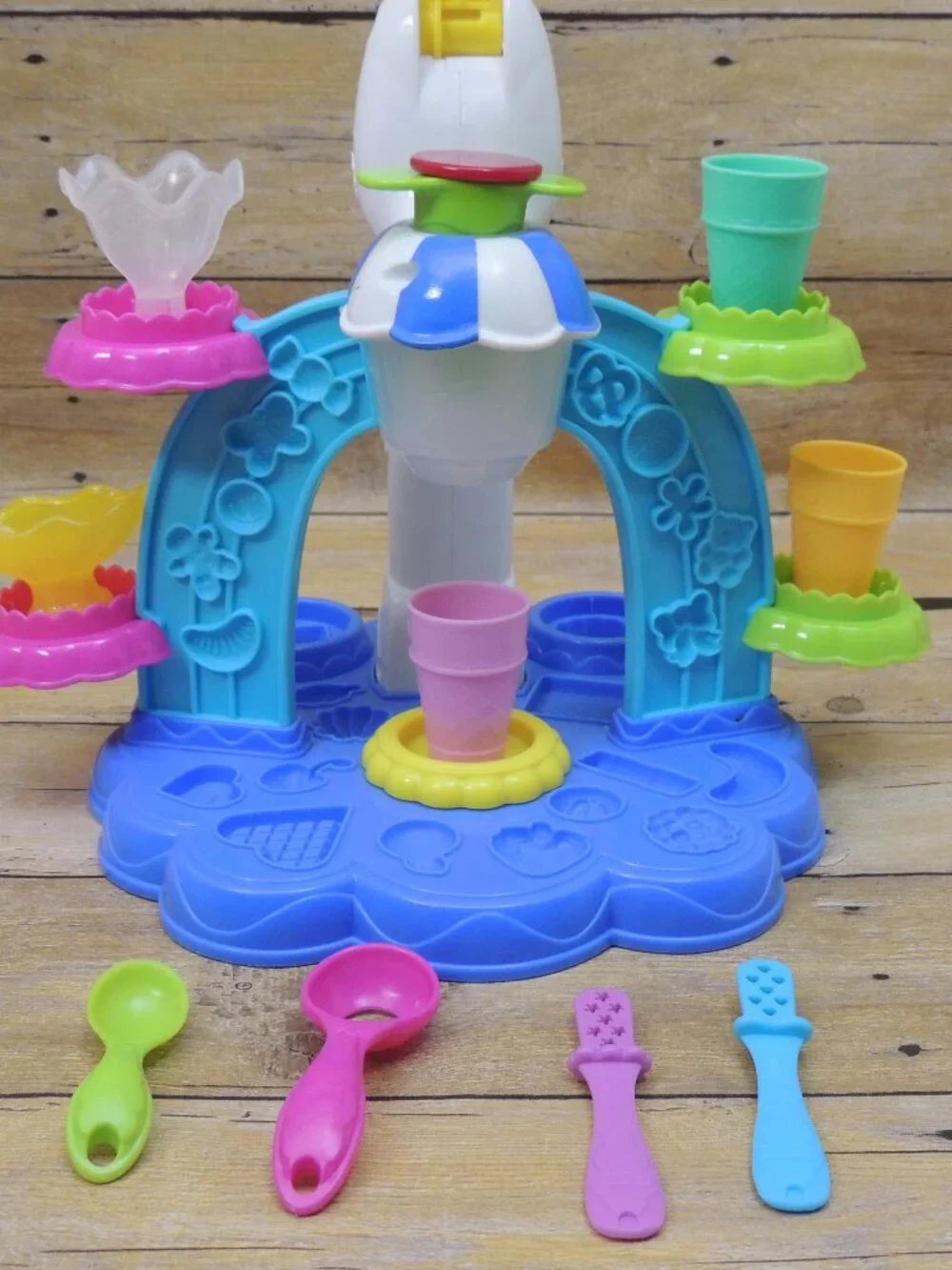 Play Doh Lot Cake Party and Ice Cream Parlor Sets